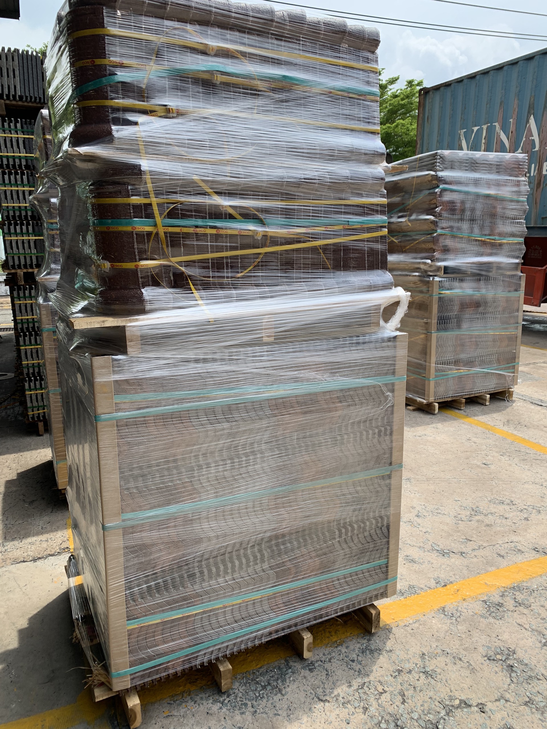 xe nhận hàng tại nhà máy ngói thái