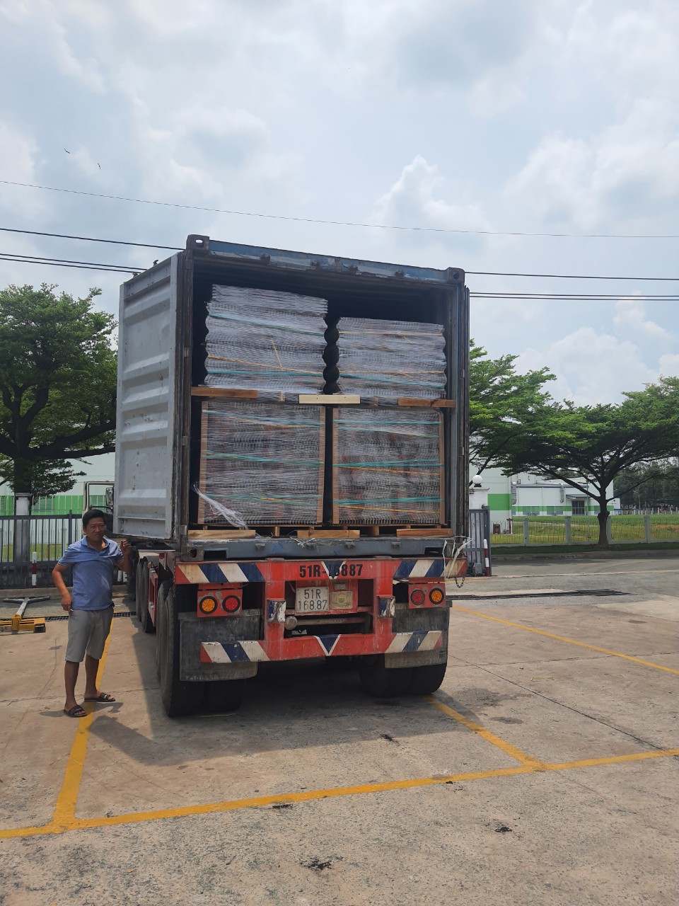 xe đóng hàng nhận hàng tại nhà máy