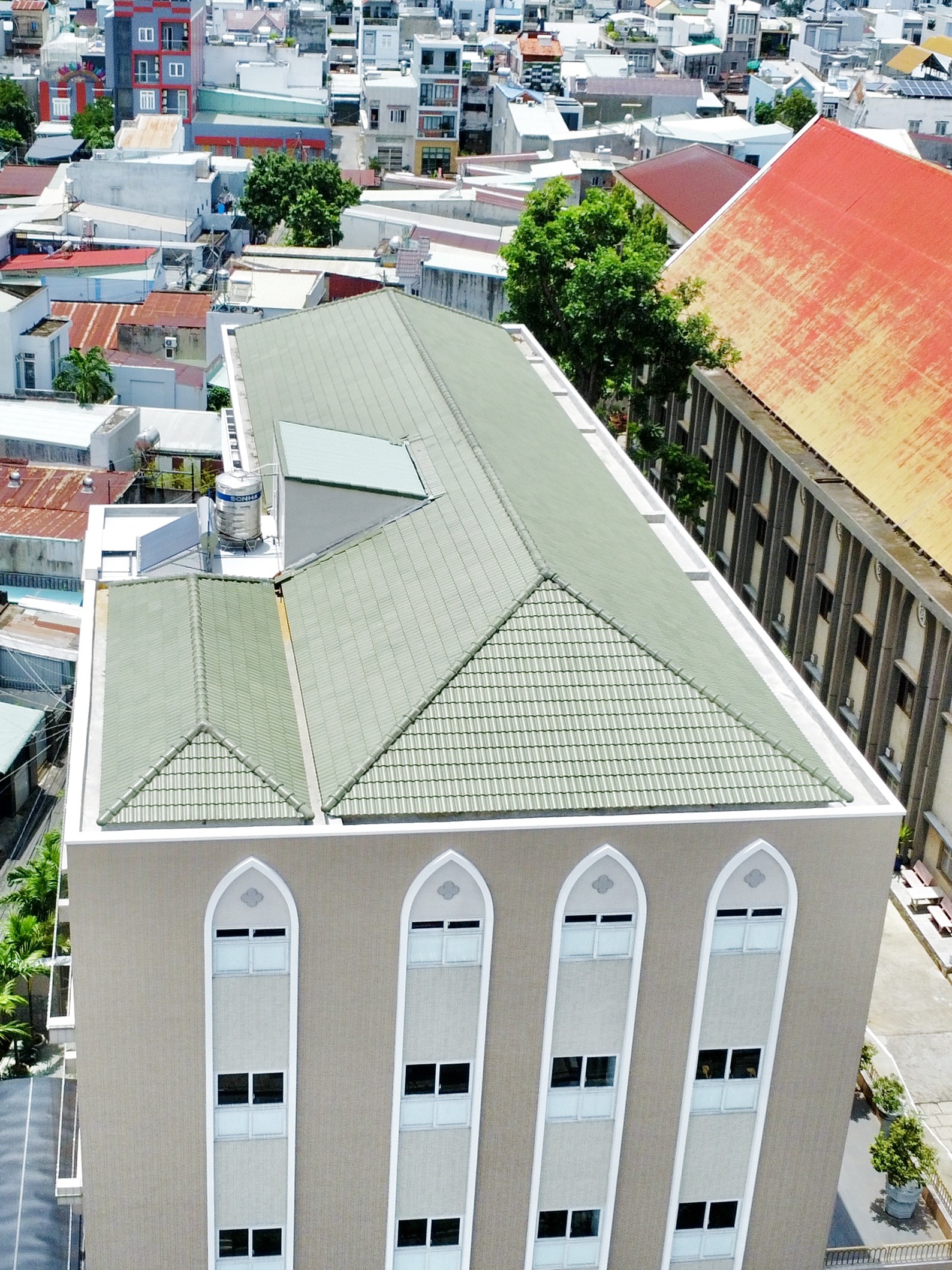 khung thép mái ngói nhà thờ
